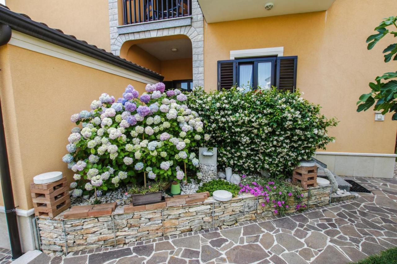 Apartments Cvitan 1. Floor Πόρετς Εξωτερικό φωτογραφία